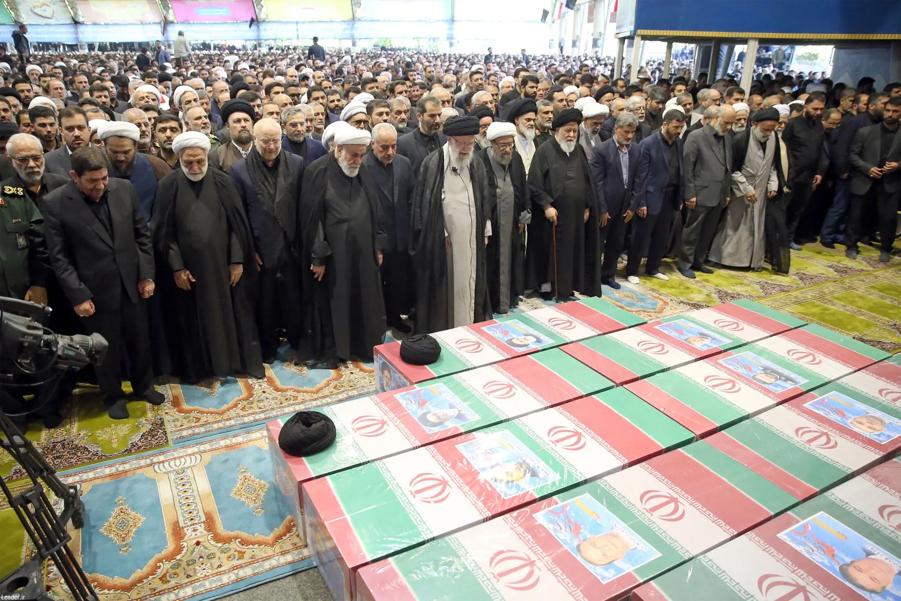 رهبر جمهوری اسلامی بر سر جنازه رئیس جمهور نماز خواند