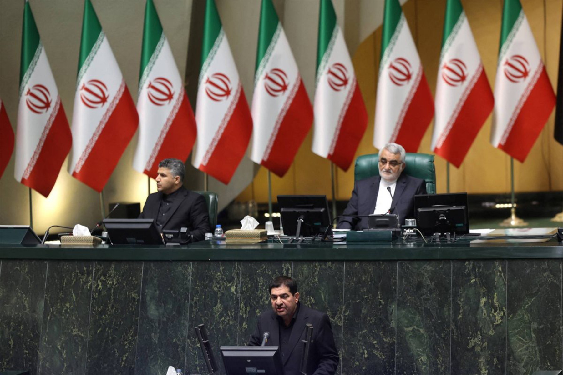 محمد مخبر پس از مرگ رئیسی، در مجلس جدید سخنرانی می‌کند