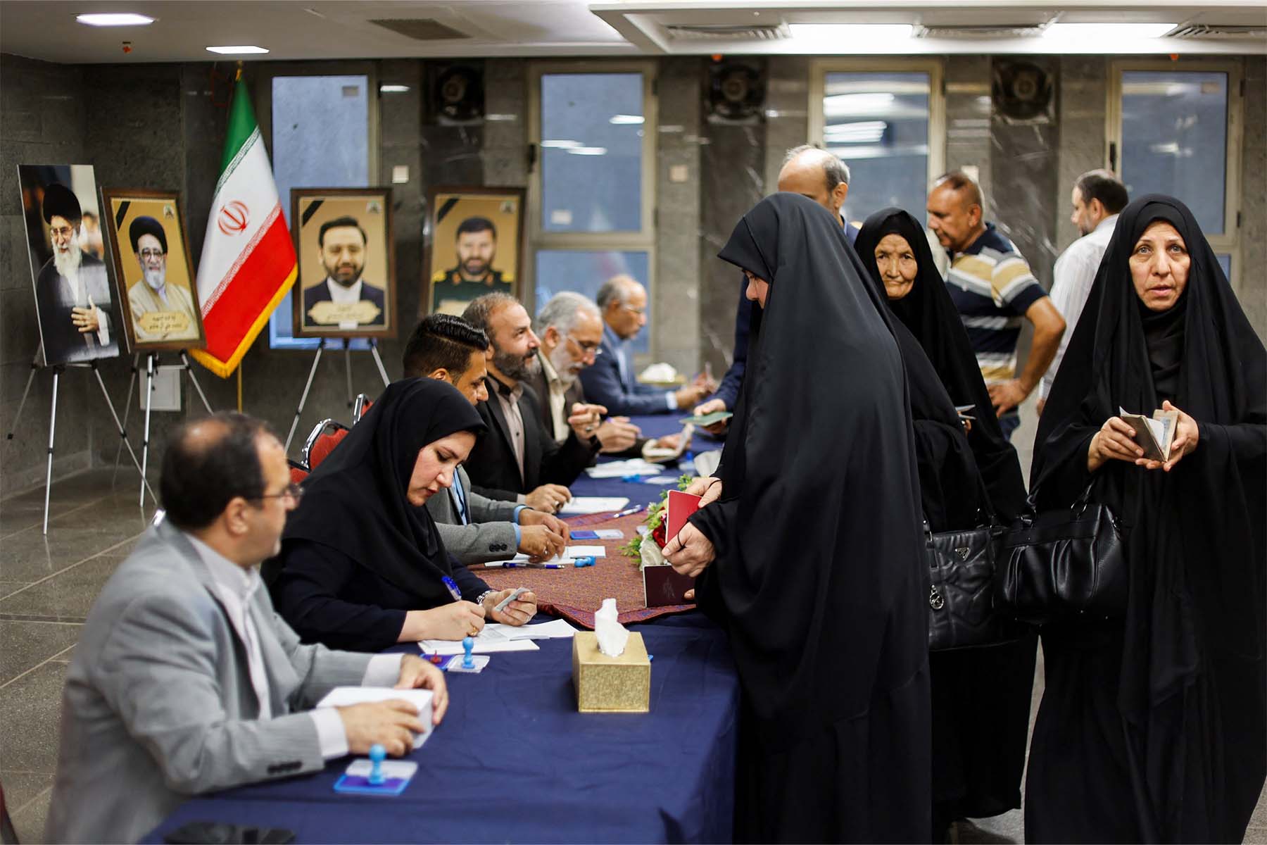 رای گیری برای انتخابات ریاست جمهوری ایران در جریان است