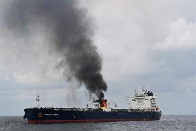 حمله موشکی شورشیان حوثی یمن یک کشتی باری را در خلیج عدن به آتش کشید