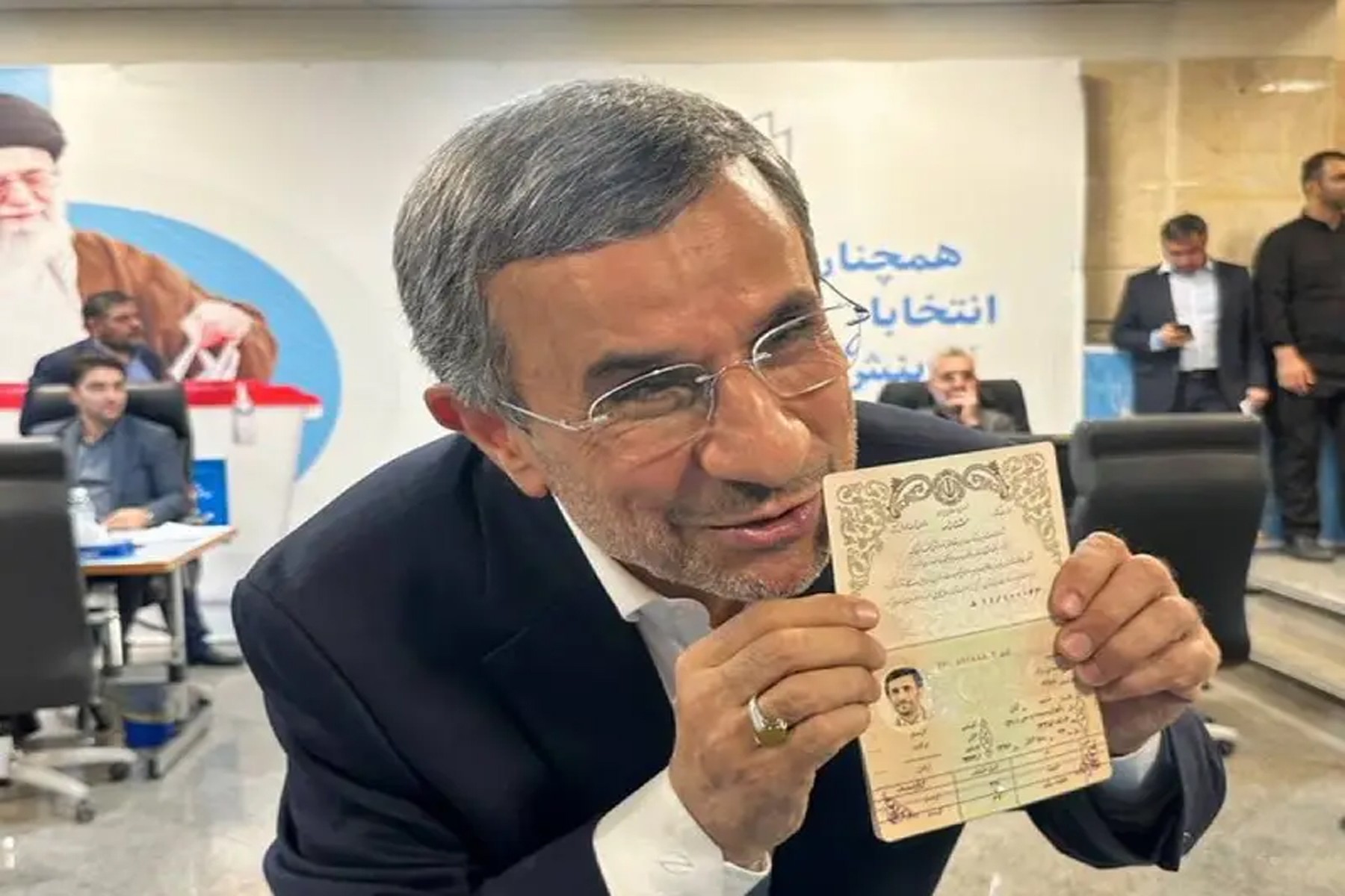محمود احمدی نژاد برای انتخابات ریاست جمهوری ثبت نام کرد