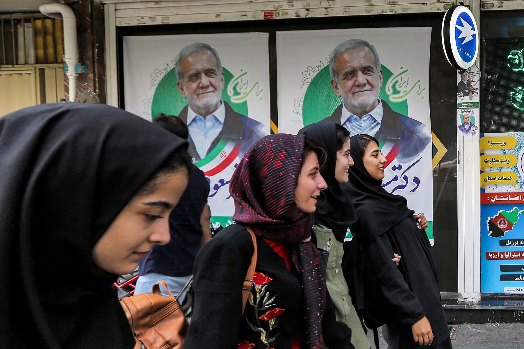 دو نامزد تندرو انتخابات ریاست جمهوری ایران یک روز قبل از رای گیری کناره گیری کردند