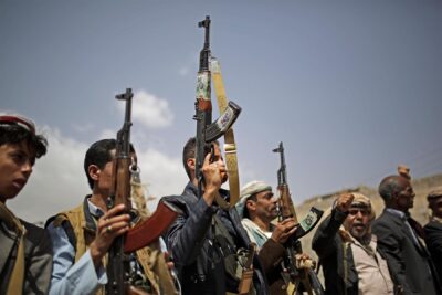 حمله موشکی شورشیان حوثی یمن یک کشتی باری را در خلیج عدن به آتش کشید