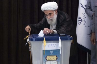 ایران در بحبوحه کشمکش های اقتصادی، سرکوب ها و جنگ منطقه ای به رئیس جمهور جدید خود رای می دهد