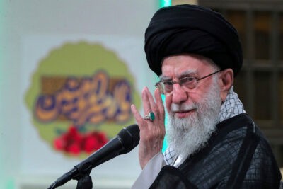 خامنه ای: کشتن فرماندهان حزب الله این گروه را به زانو در نمی آورد